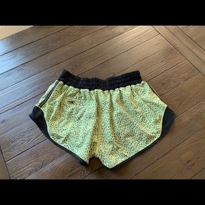 🍋Lululemon Size 6 Hotty Hot Short